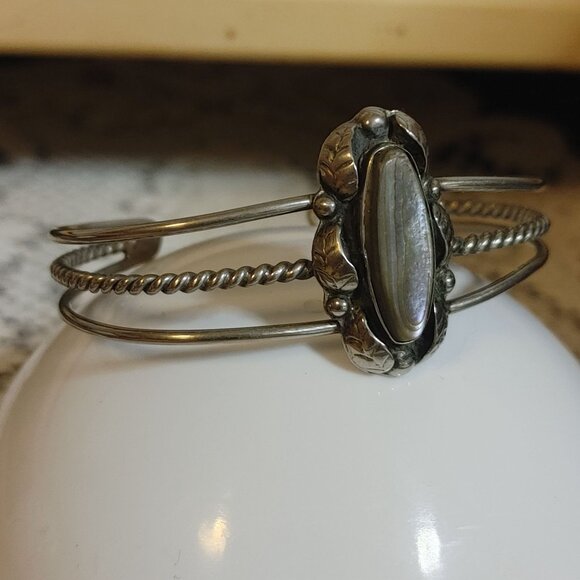 Vintage Silver Tone Cuff Bracelet Ornate Mother Of Pearl Inlay Twisted Rope Desi - Picture 4 of 12